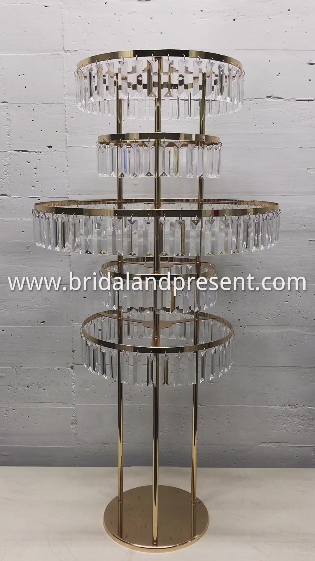 Sturdy flower stand for wedding is perfect for wedding table arrangements. Inspired by wedding centerpiece ideas, DIY wedding centerpieces for round tables by using our tall gold centerpieces, flower column stands and boho wedding centerpieces at bridal shower, wedding reception, rehearsal dinner parties, and events.