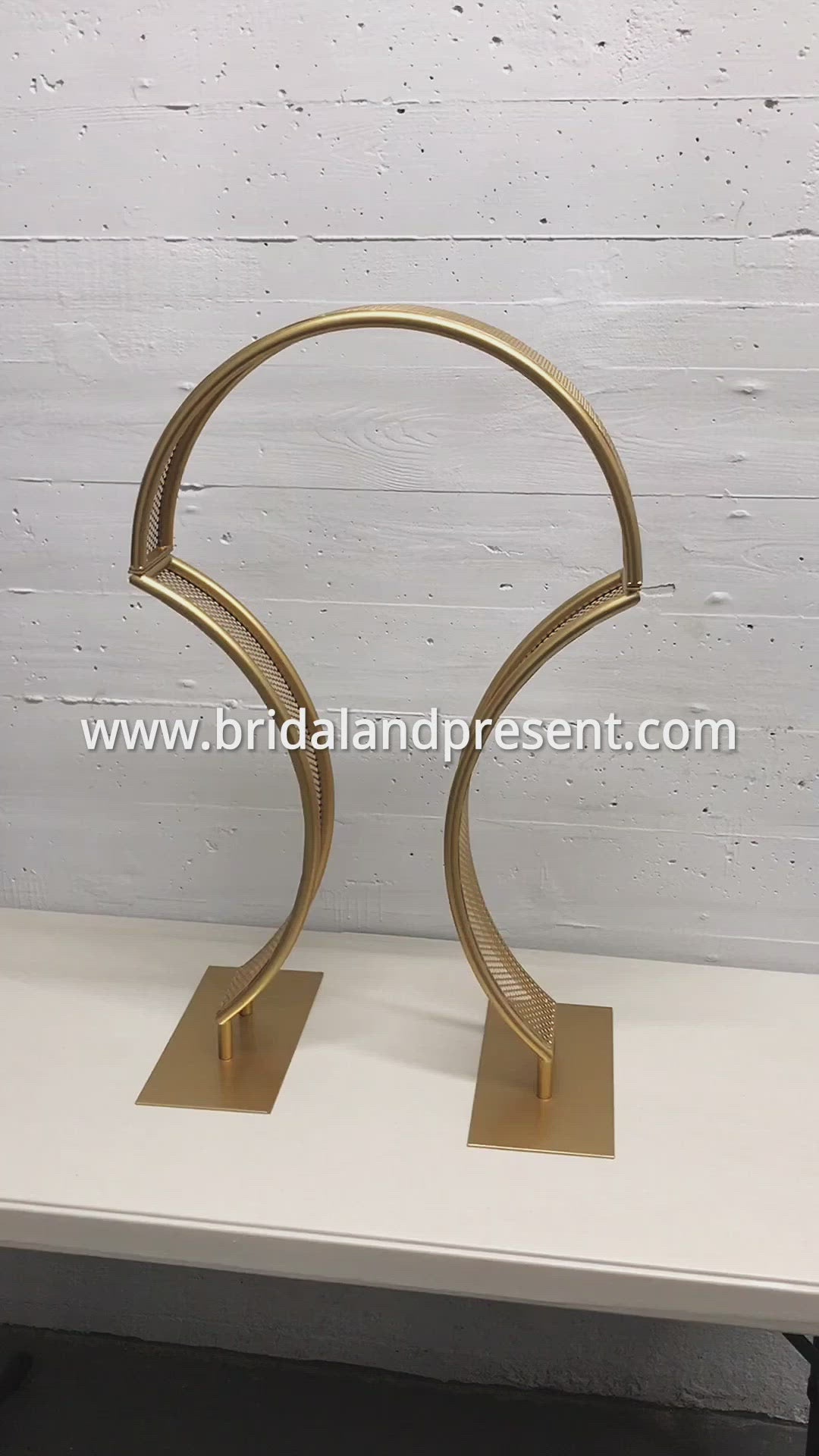 Shiny Gold Sturdy flower stand for wedding is perfect for wedding table arrangements. Inspired by wedding centerpiece ideas, DIY wedding centerpieces for round tables by using our tall gold centerpieces, flower column stands and boho wedding centerpieces at bridal shower, wedding reception, rehearsal dinner parties, and events.